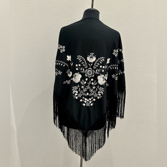 Vintage Triangle Shaped Scarf with Fringes - Picture 2 of 7